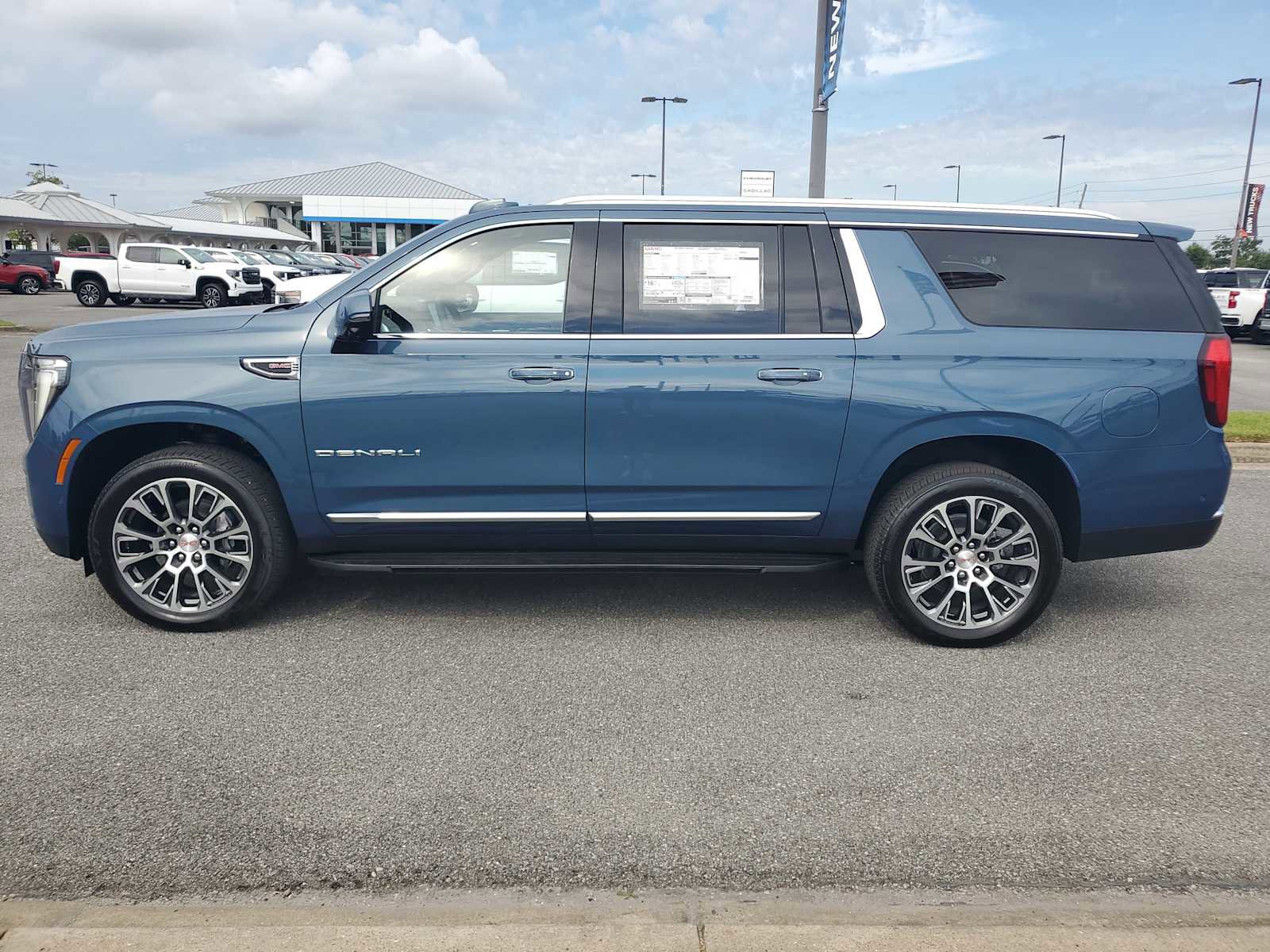 New 2025 GMC Yukon XL Denali w/ LPO, Illumination Package image 2