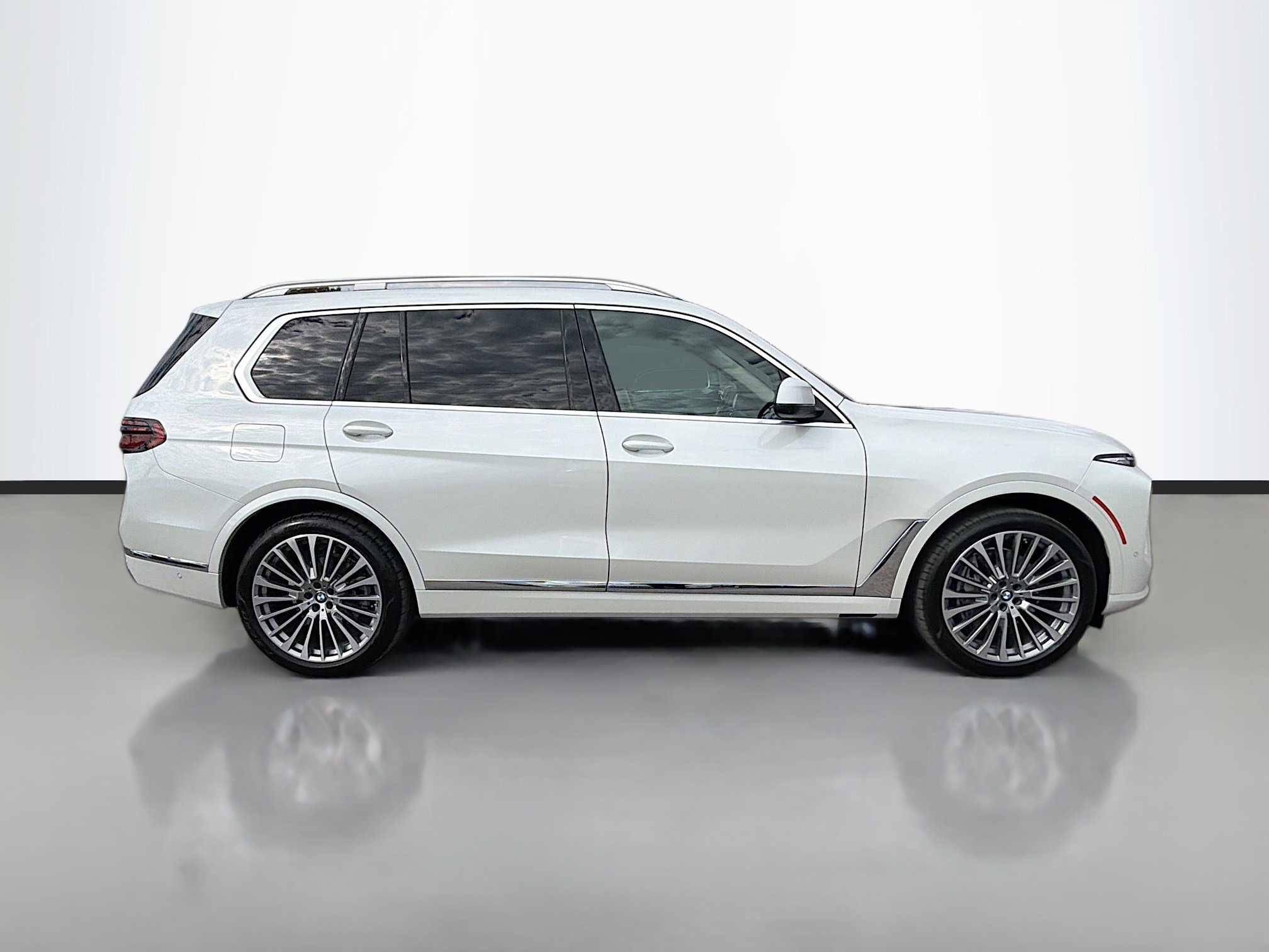 Used 2025 BMW X7 xDrive40i w/ Premium Package image 2