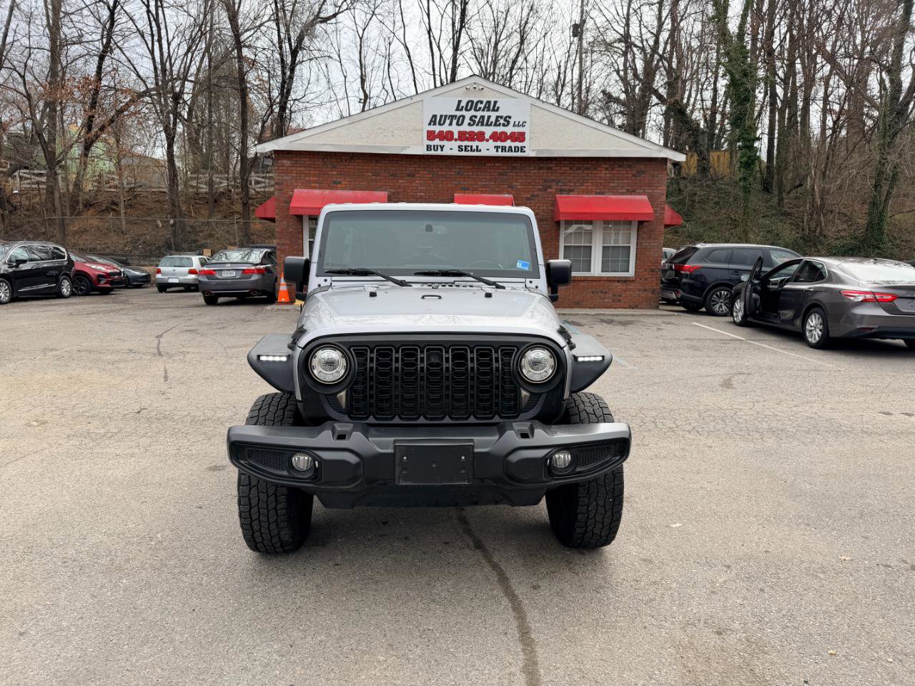 Used 2018 Jeep Wrangler Unlimited Sahara w/ Connectivity Group image 2