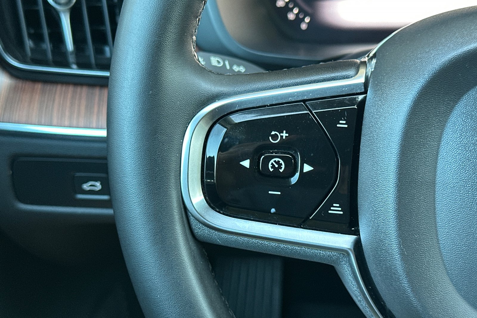 Certified 2023 Volvo XC60 B5 Ultimate w/ Climate Package FWD image 29
