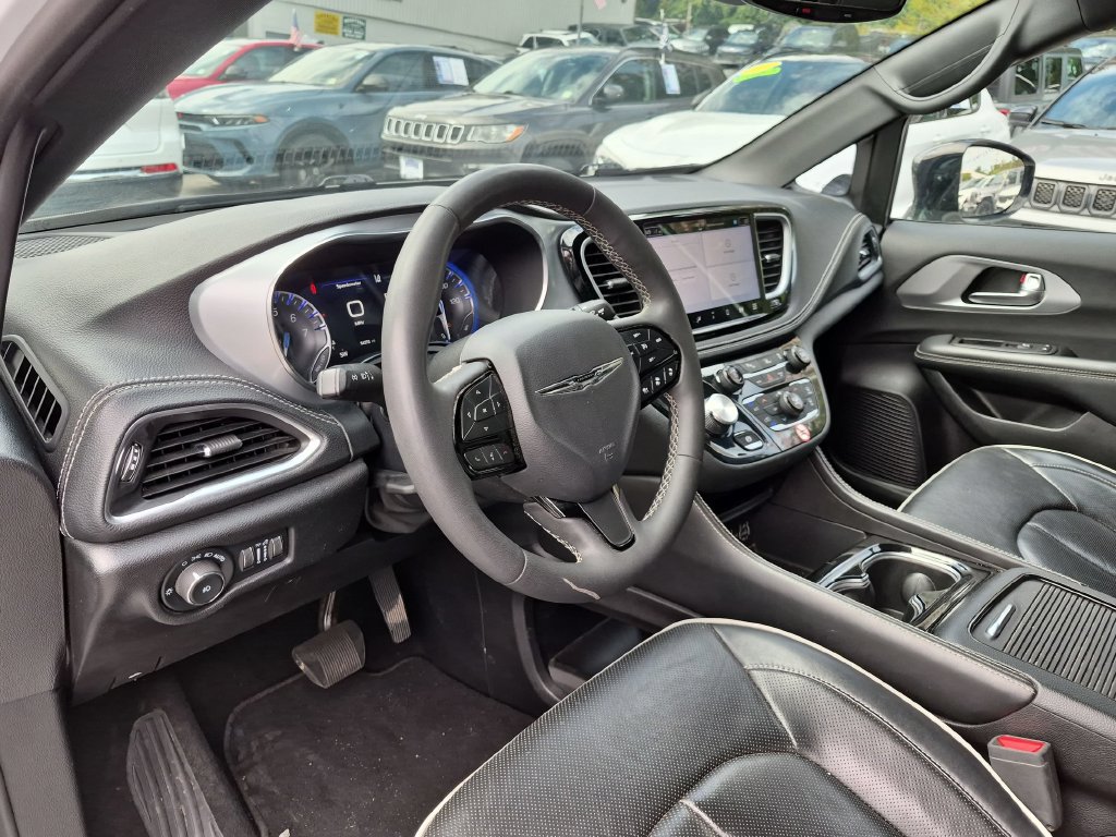 Used 2025 Chrysler Pacifica Limited FWD image 12