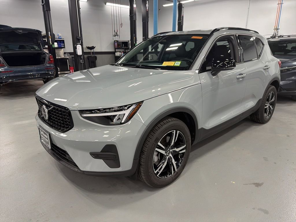 Used 2026 Volvo XC40 B5 Core w/ Climate Package image 1