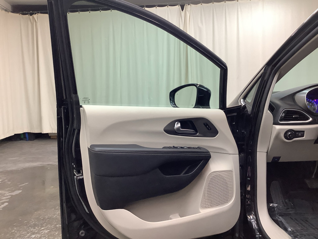 Used 2024 Chrysler Pacifica Touring-L image 14