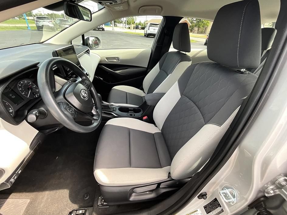 Used 2025 Toyota Corolla LE FWD image 4