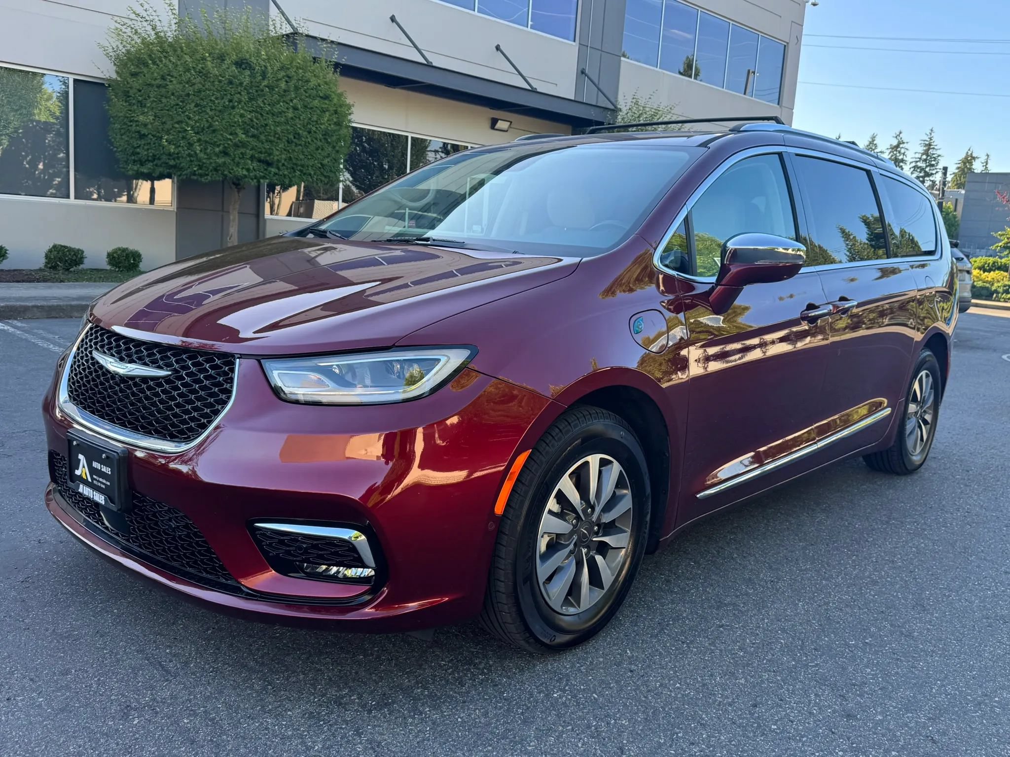Used 2021 Chrysler Pacifica Limited w/ Premium & Safety Sphere Group FWD image 4