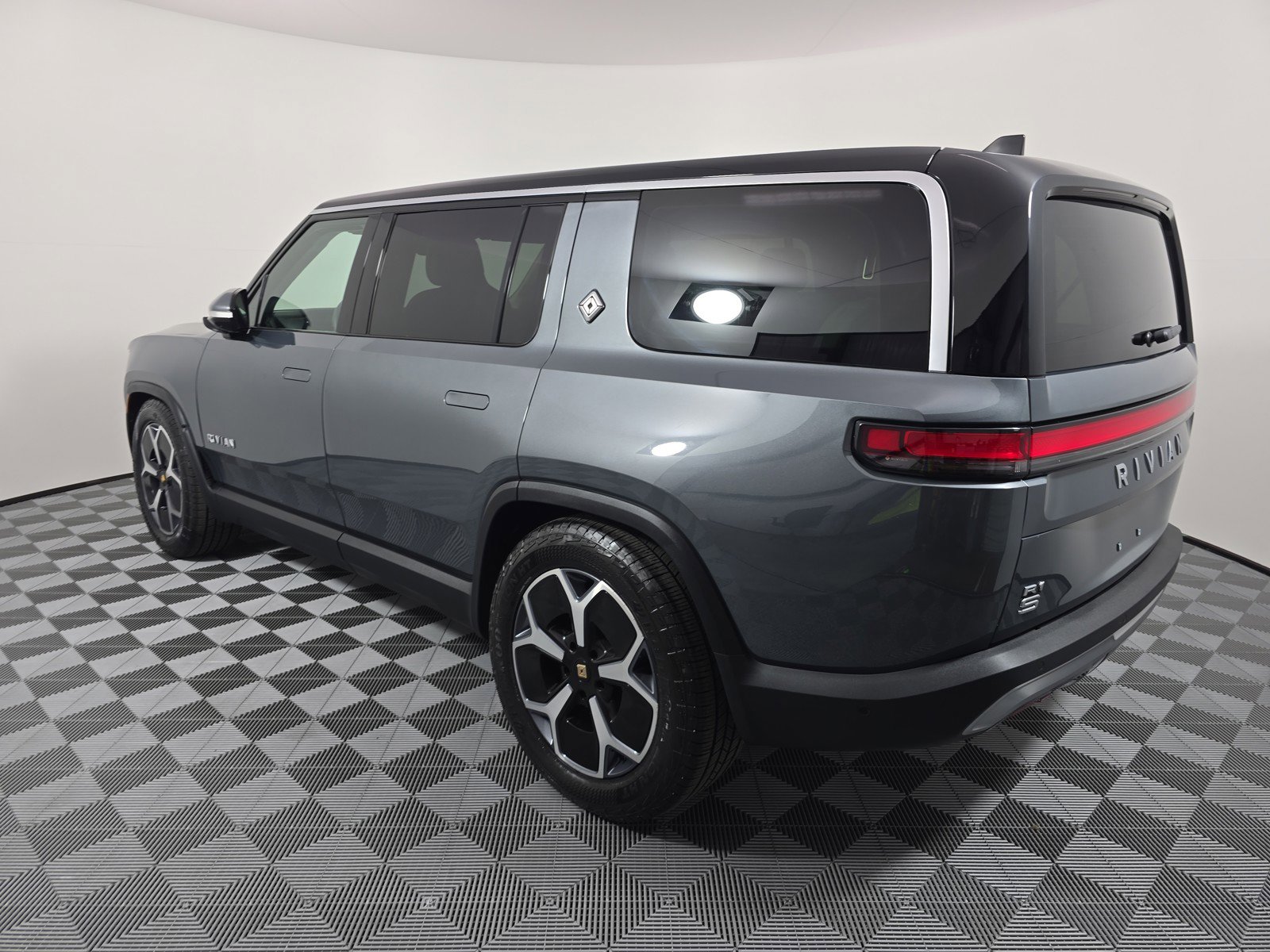 Used 2024 Rivian R1S Adventure AWD/4WD image 3