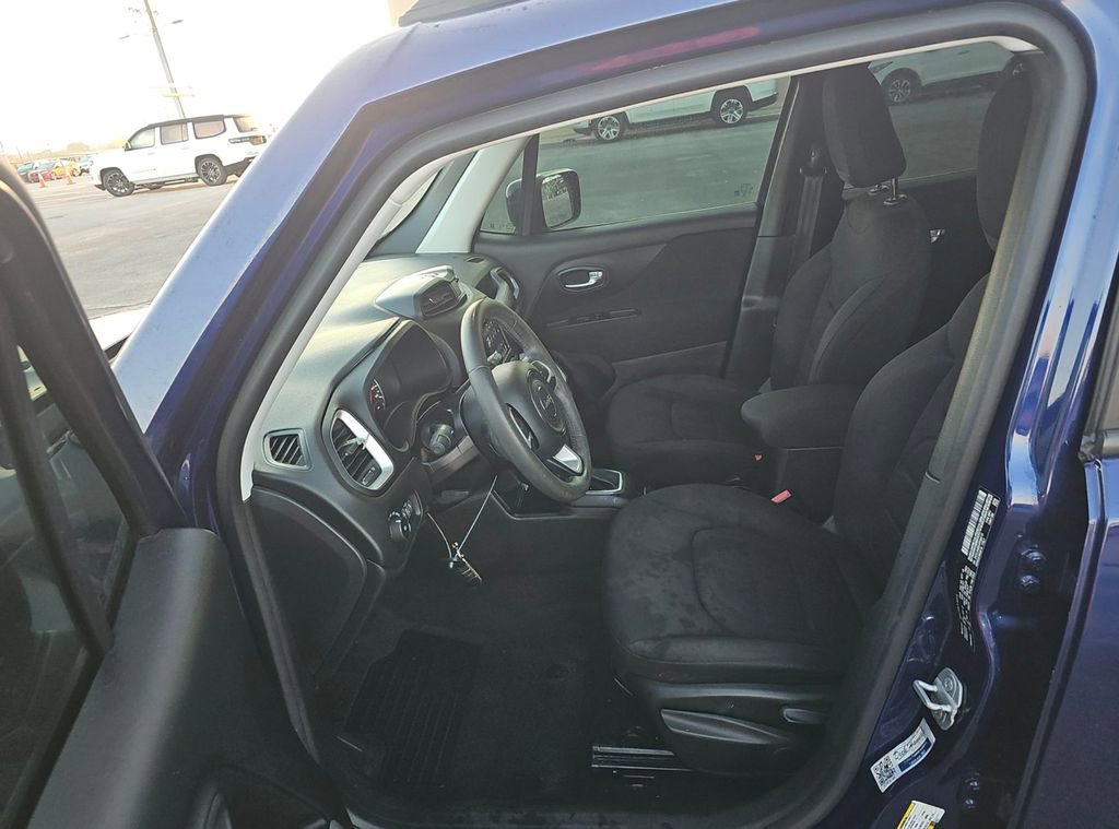 Used 2018 Jeep Renegade Latitude w/ Safety & Security Group image 8