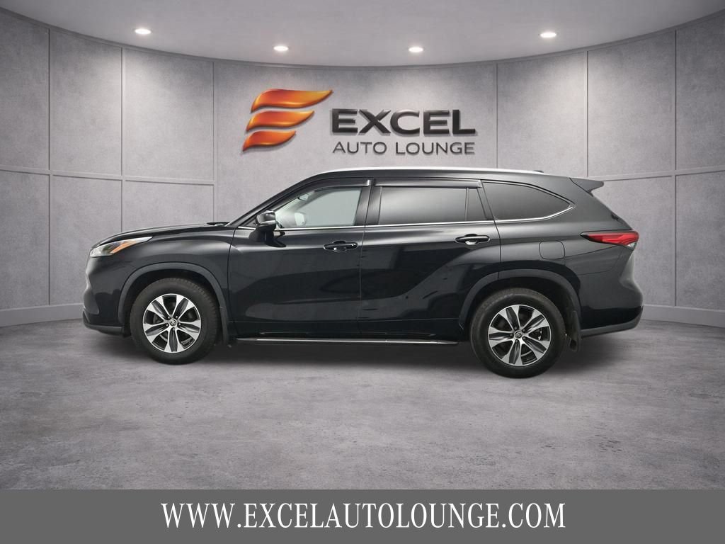 Used 2022 Toyota Highlander XLE AWD/4WD image 3