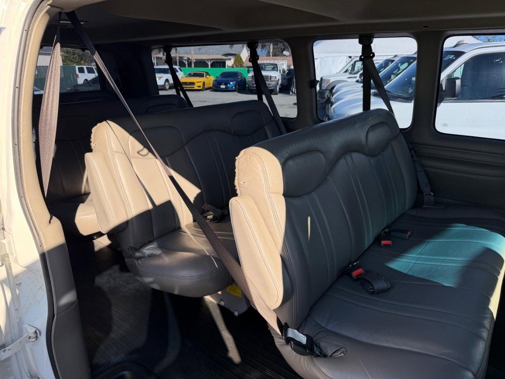 Used 2001 Chevrolet Express 3500 Extended Passenger image 32