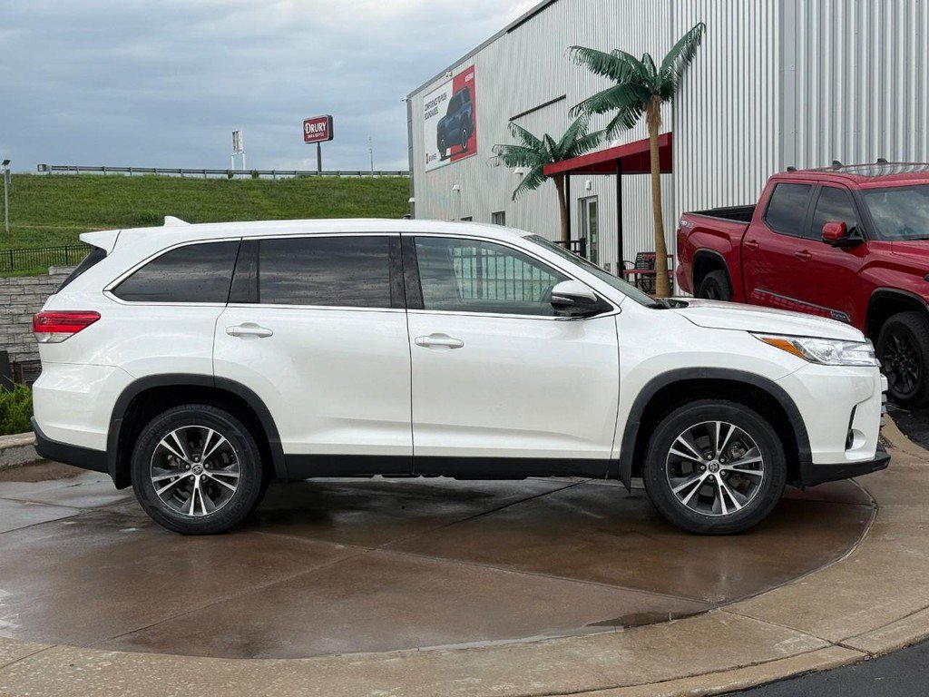 Certified 2019 Toyota Highlander Plus AWD/4WD image 2