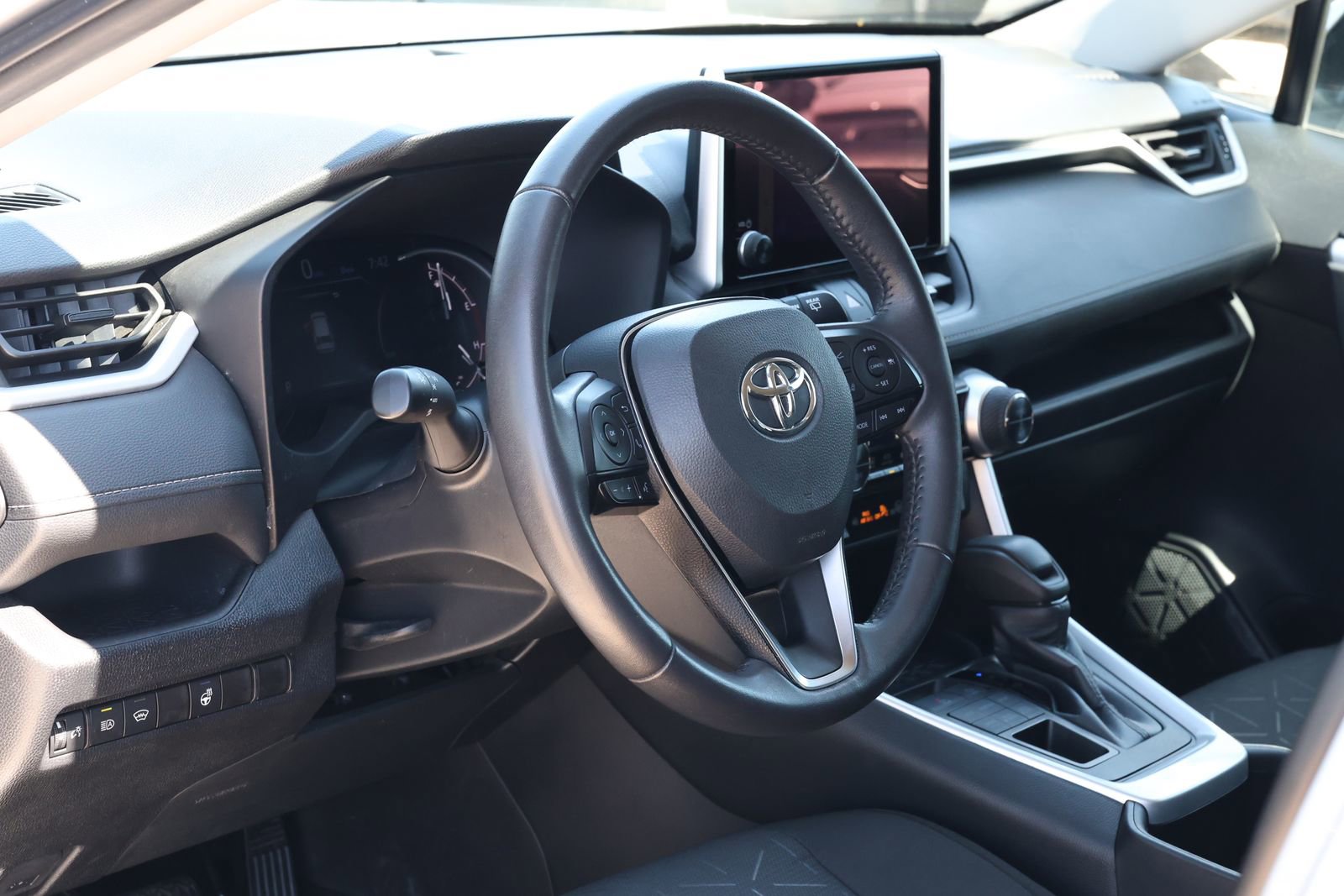 Used 2024 Toyota RAV4 XLE w/ Weather Package image 15