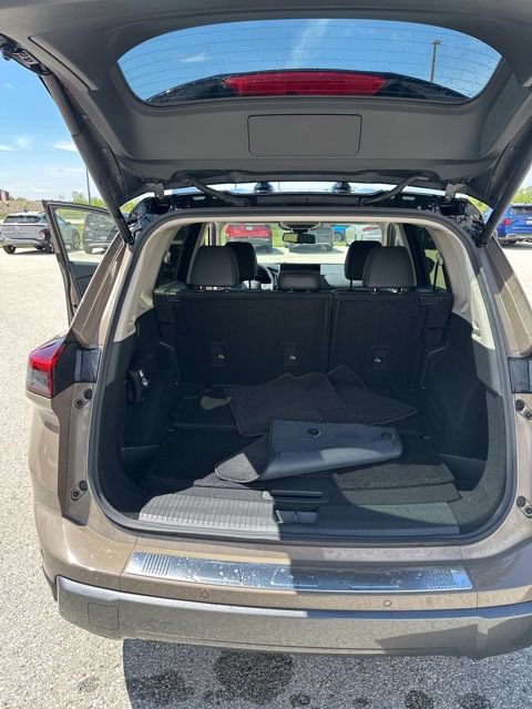 Used 2025 Nissan Rogue SL w/ Tech Package AWD/4WD image 12