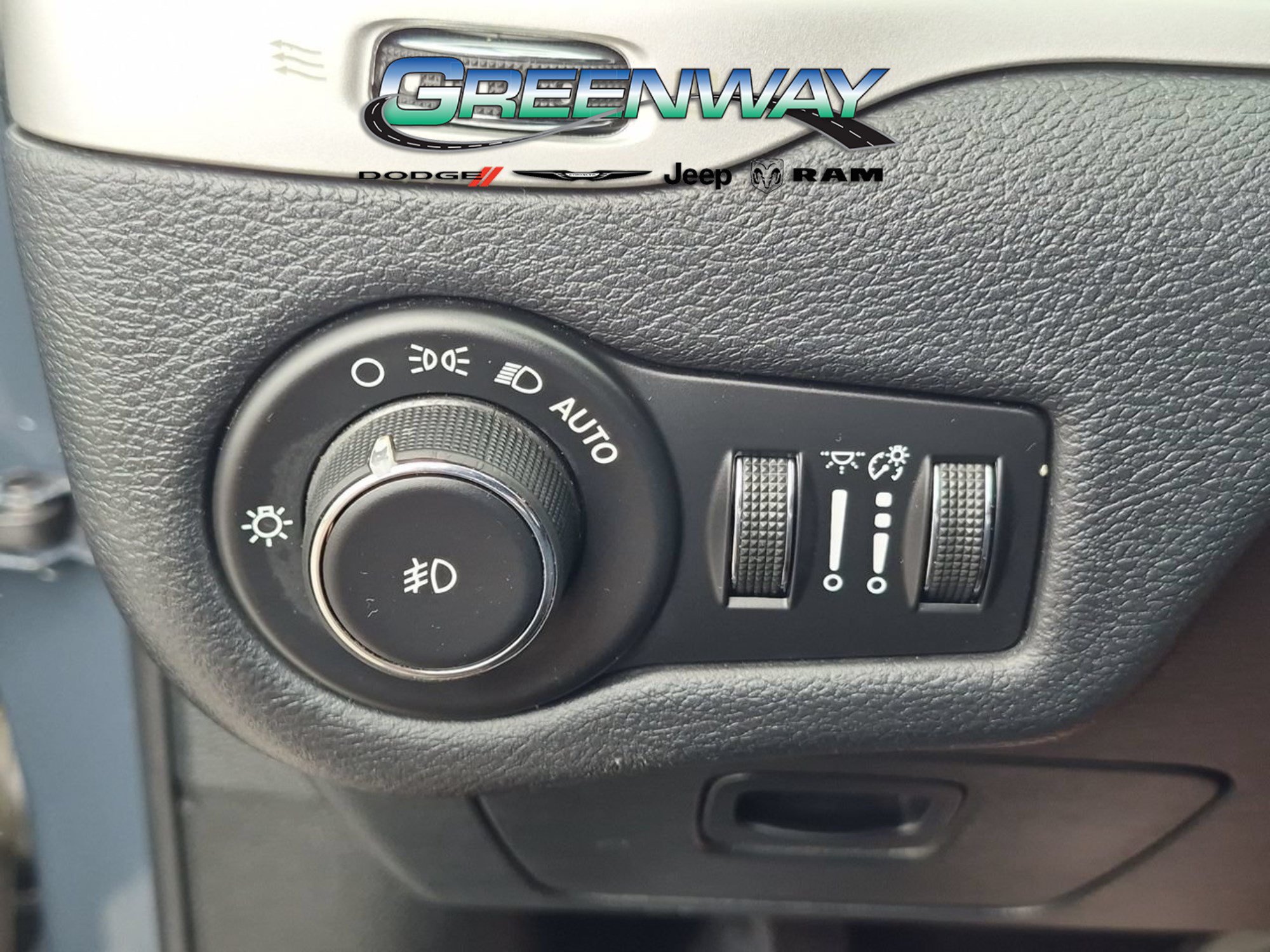 Used 2016 Jeep Cherokee Trailhawk w/ Leather Interior Group AWD/4WD image 25