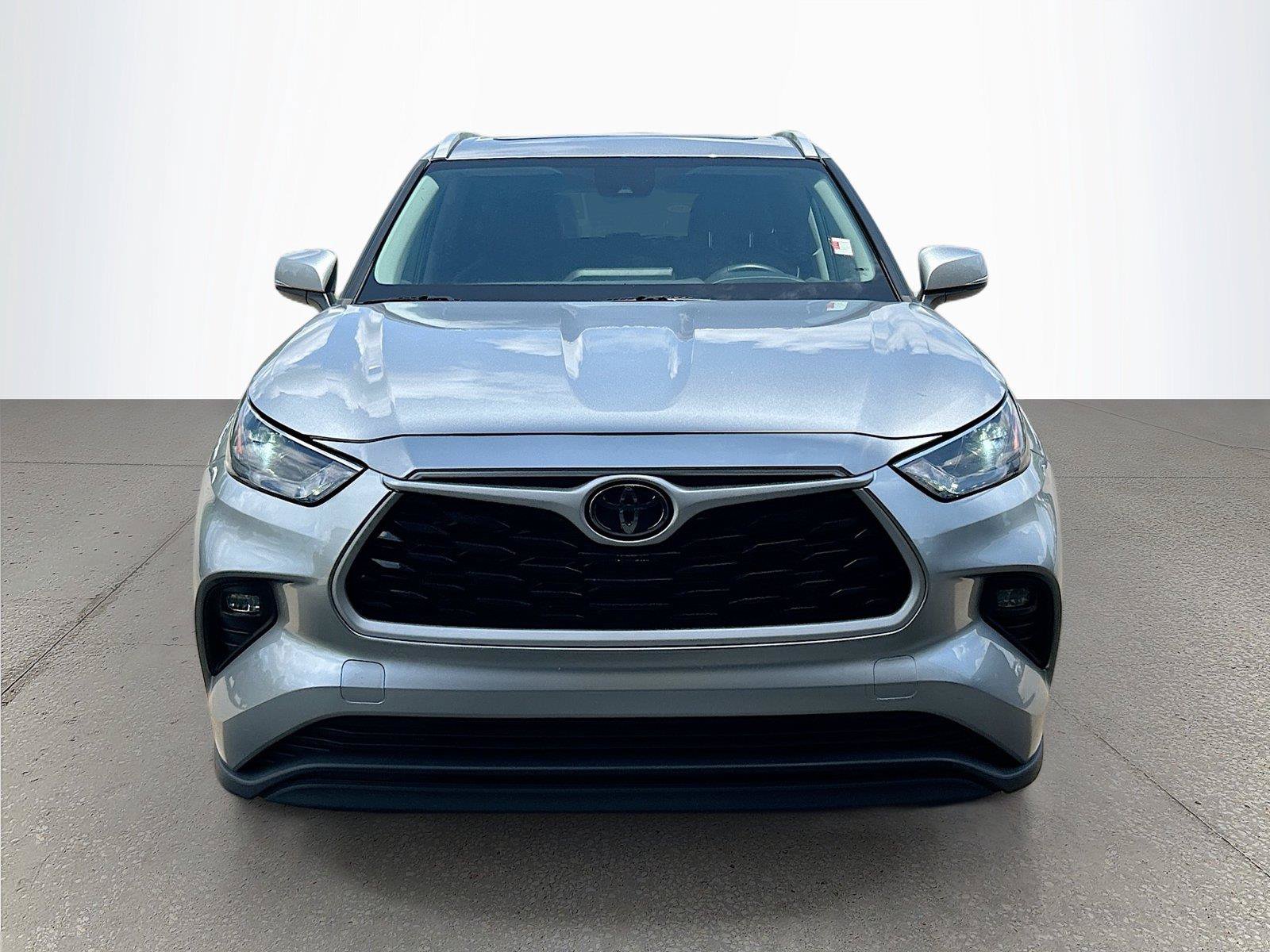Used 2024 Toyota Highlander XLE FWD image 9
