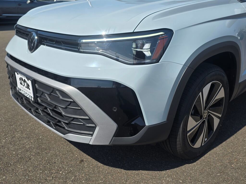 New 2025 Volkswagen Taos SE image 10