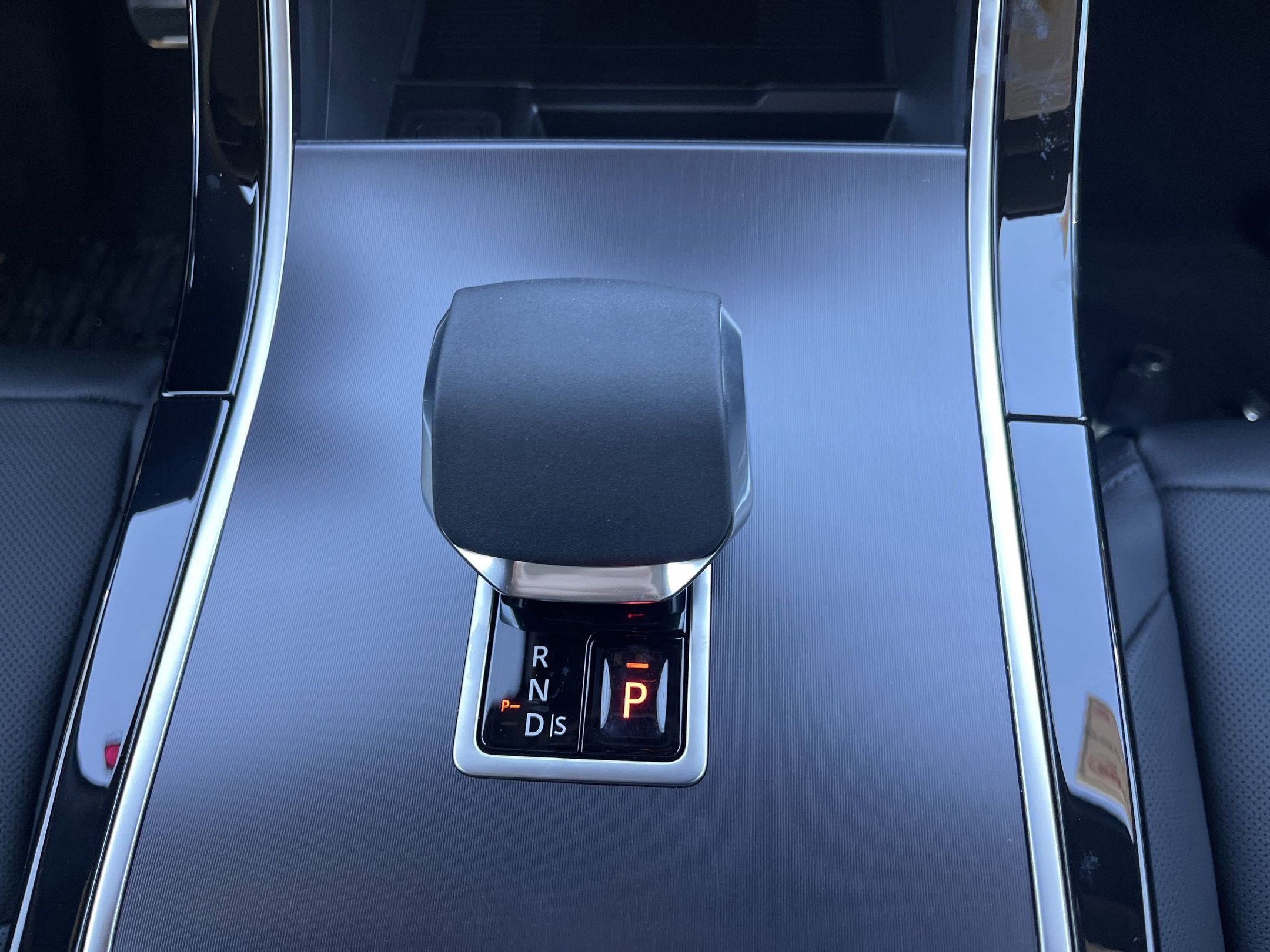 New 2026 Land Rover Range Rover Velar Dynamic SE image 18