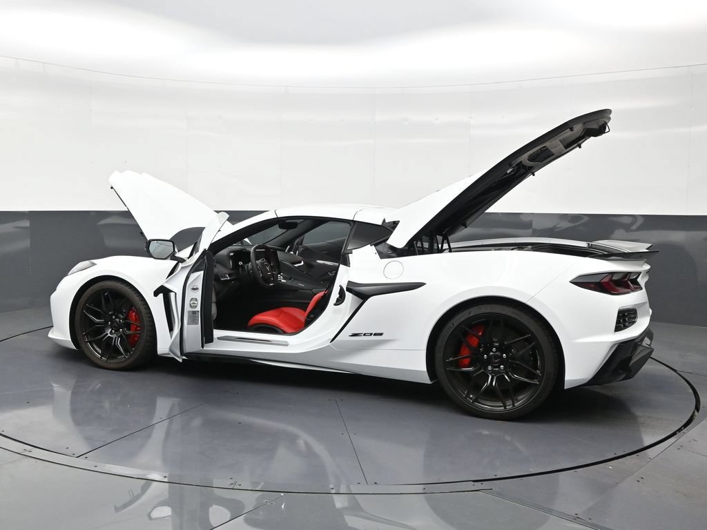 Used 2025 Chevrolet Corvette Z06 RWD image 32