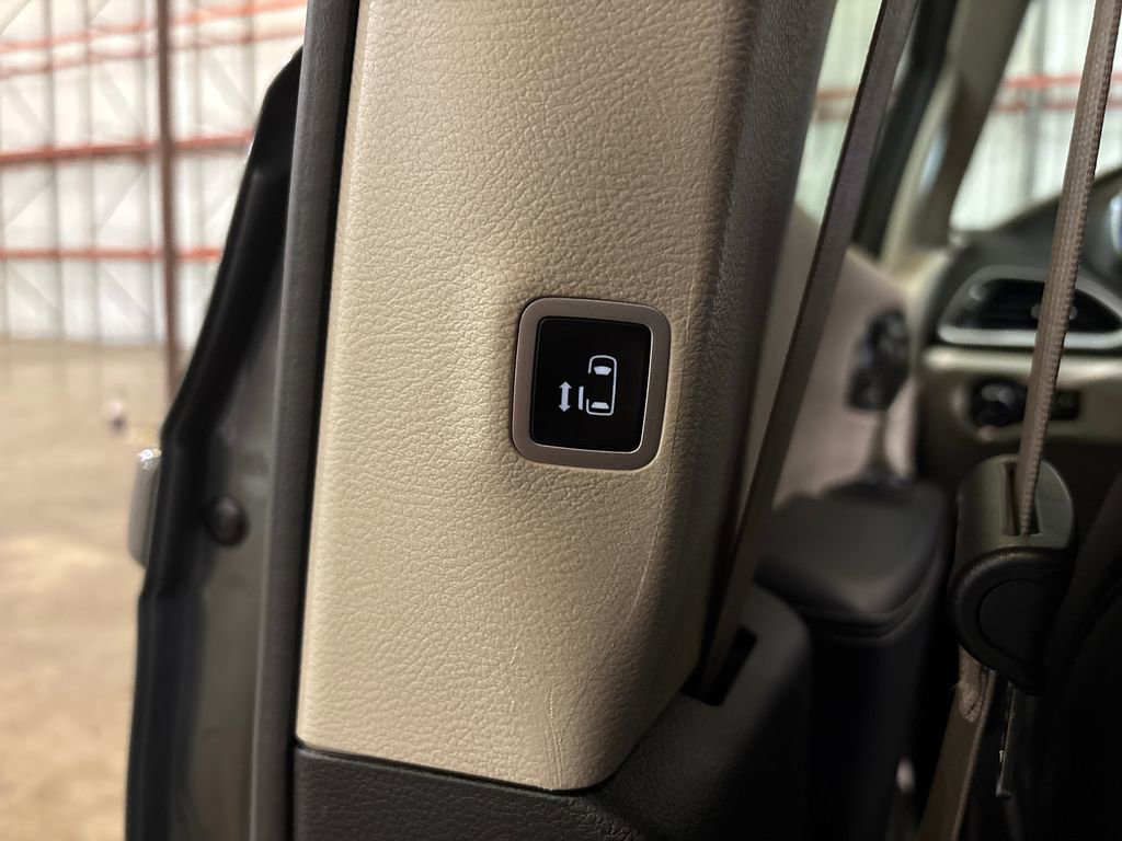 Used 2023 Chrysler Pacifica Touring-L image 38