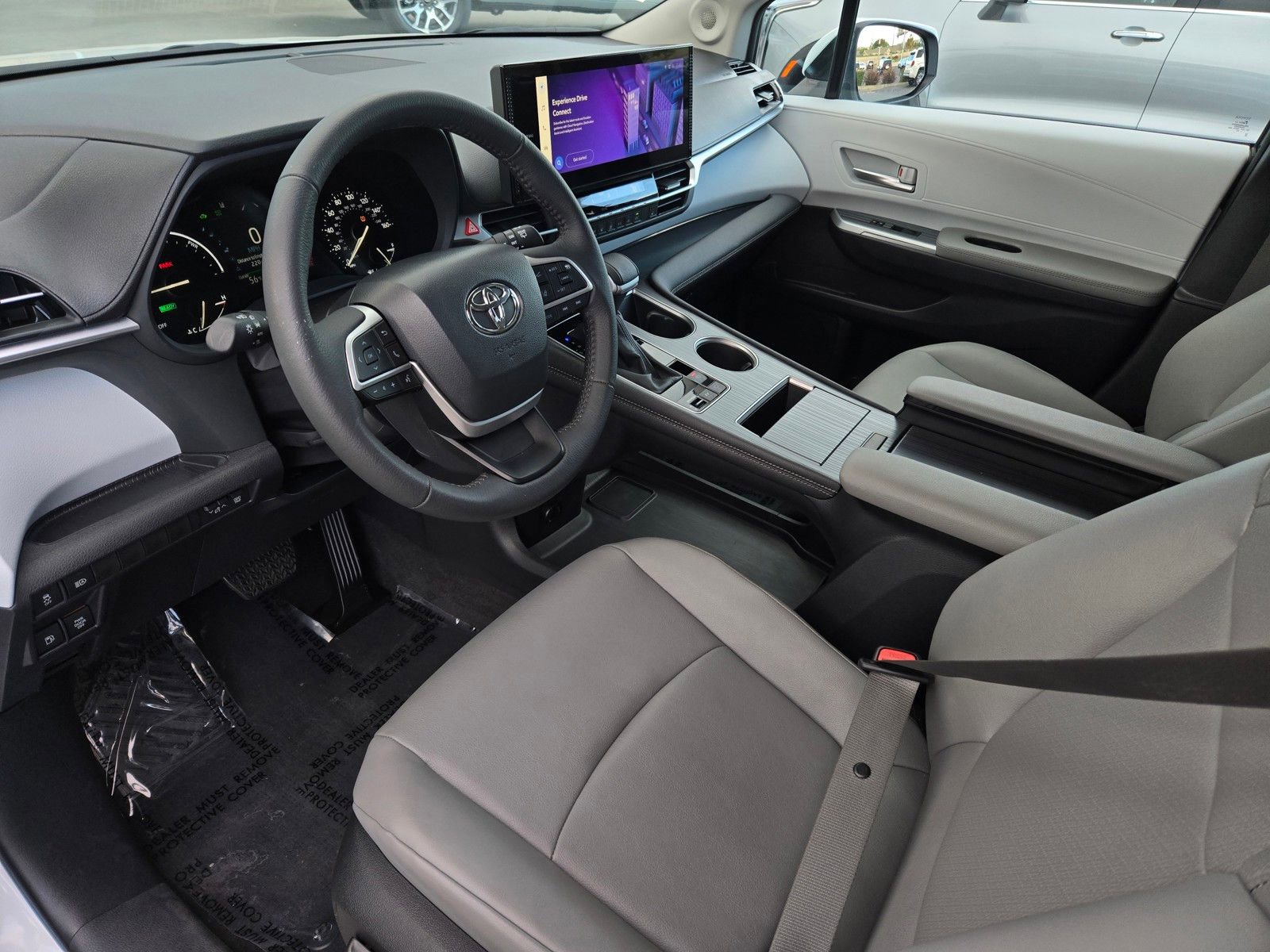 Used 2025 Toyota Sienna XLE w/ XLE Plus Package FWD image 8