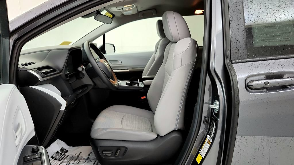 Used 2025 Toyota Sienna LE AWD/4WD image 26