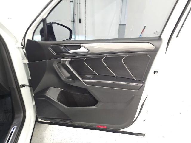 Used 2024 Volkswagen Tiguan SE R-Line AWD/4WD image 36