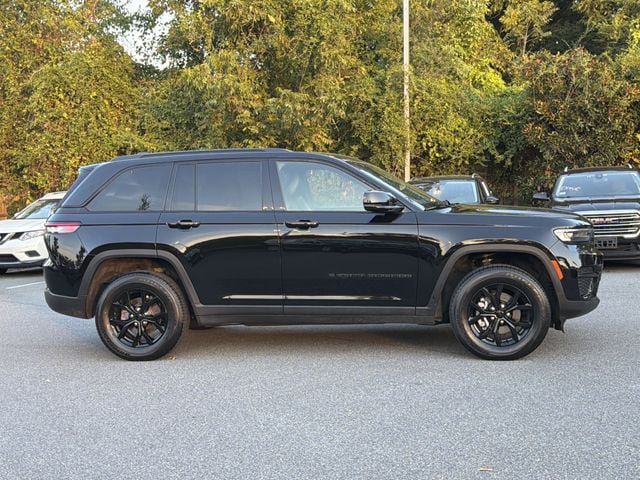 Used 2024 Jeep Grand Cherokee Altitude AWD/4WD image 2