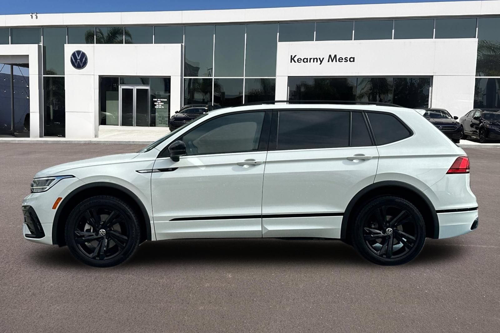 Used 2023 Volkswagen Tiguan SE R-Line FWD image 7