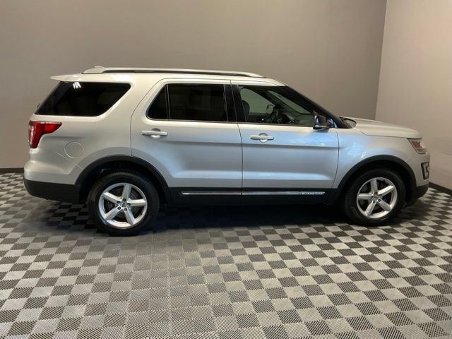 Used 2017 Ford Explorer XLT w/ Equipment Group 202A AWD/4WD image 7