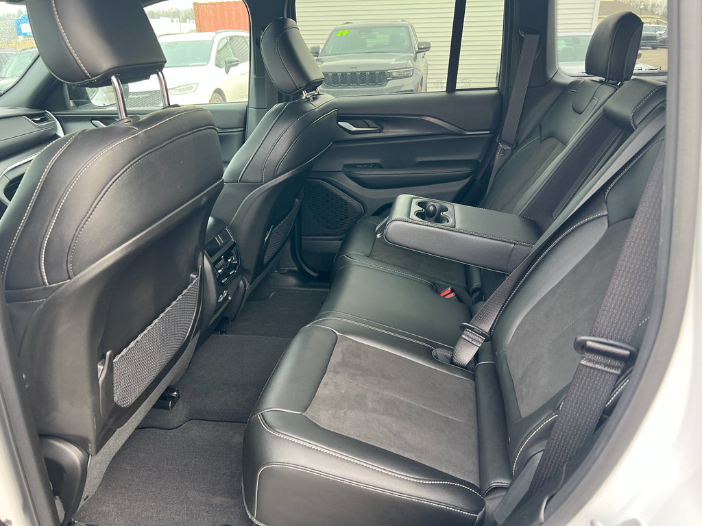 Used 2024 Jeep Grand Cherokee Altitude AWD/4WD image 17