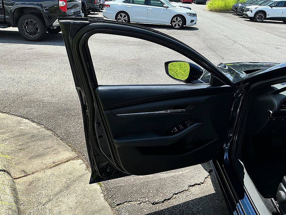 Used 2019 MAZDA MAZDA3 Hatchback FWD image 11