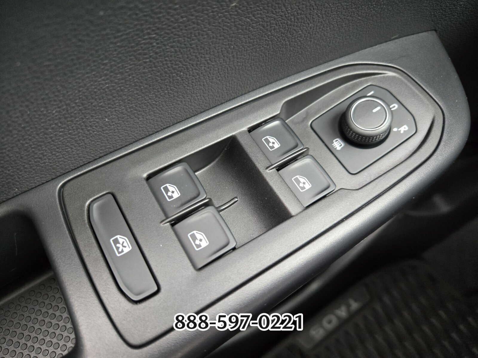 Certified 2025 Volkswagen Taos SE image 32