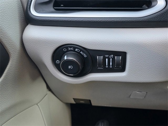 Used 2020 Chrysler Pacifica Touring image 25