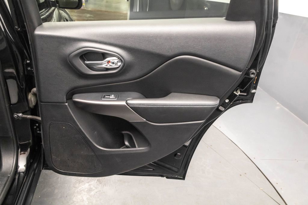 Used 2019 Jeep Cherokee Latitude w/ Popular Appearance Group image 30