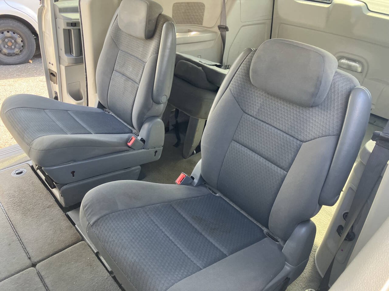 Used 2010 Dodge Grand Caravan SXT FWD image 24