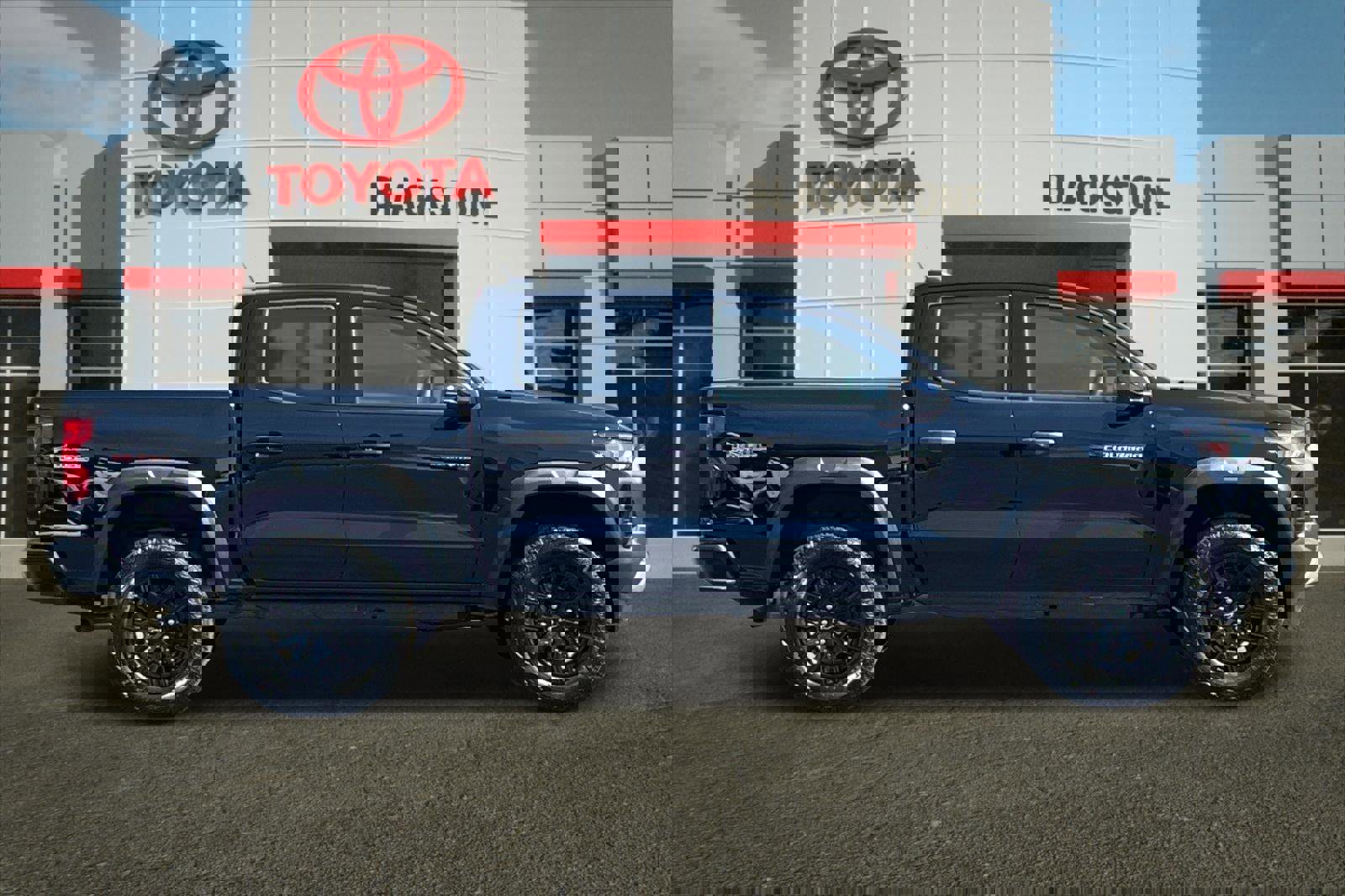 Used 2024 Chevrolet Colorado Trail Boss w/ Advanced Trailering Package image 2