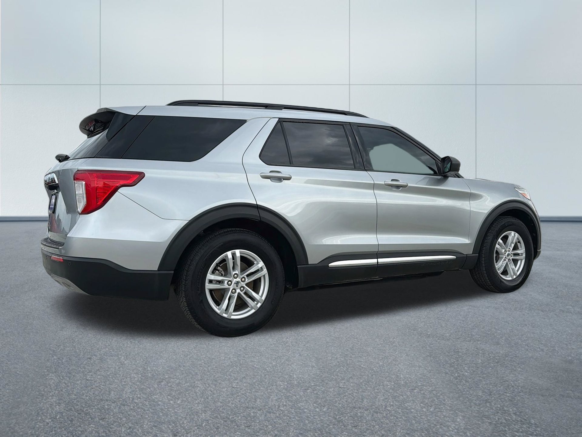 Used 2022 Ford Explorer XLT w/ Equipment Group 202A RWD image 5
