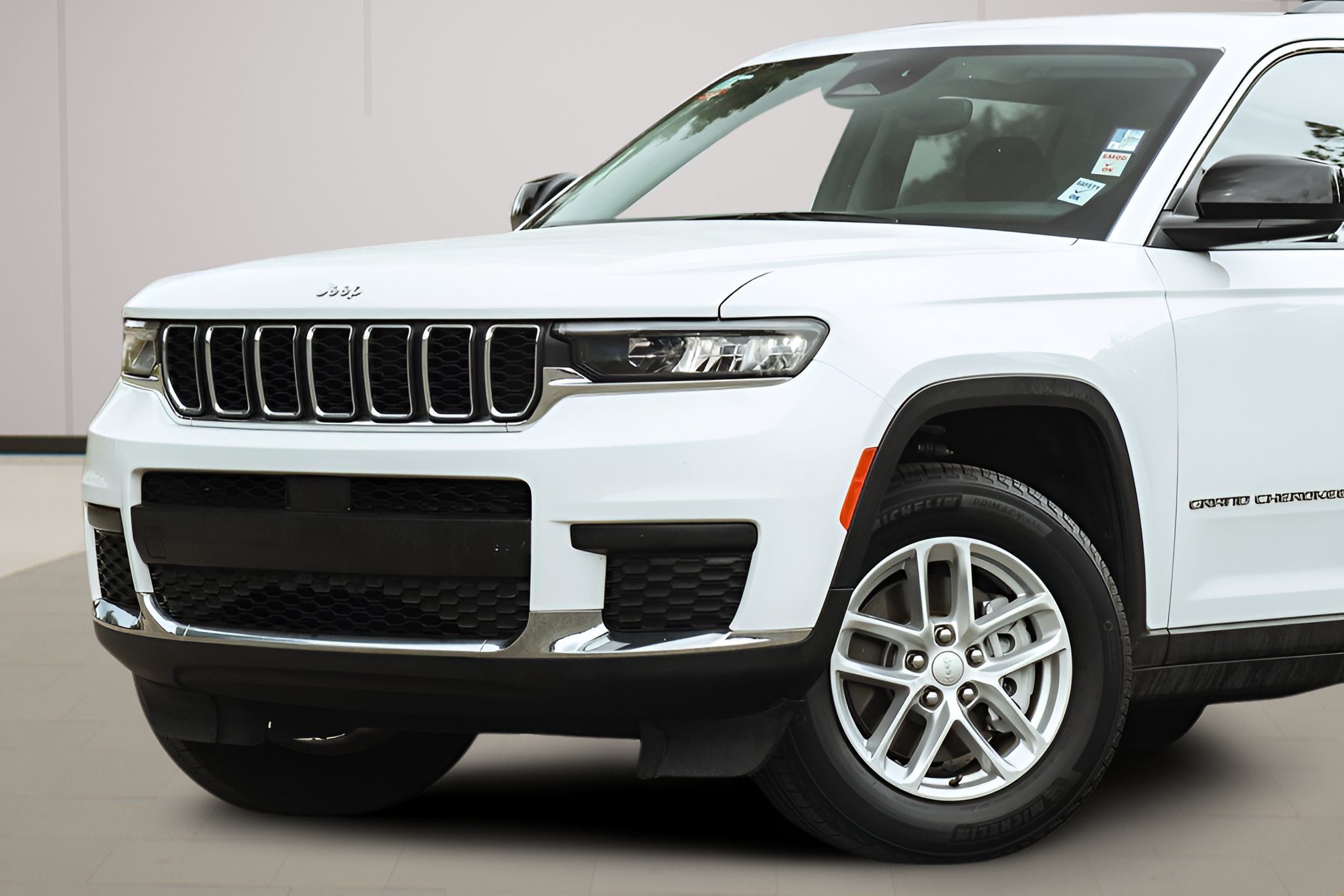 Used 2023 Jeep Grand Cherokee L Laredo AWD/4WD image 2