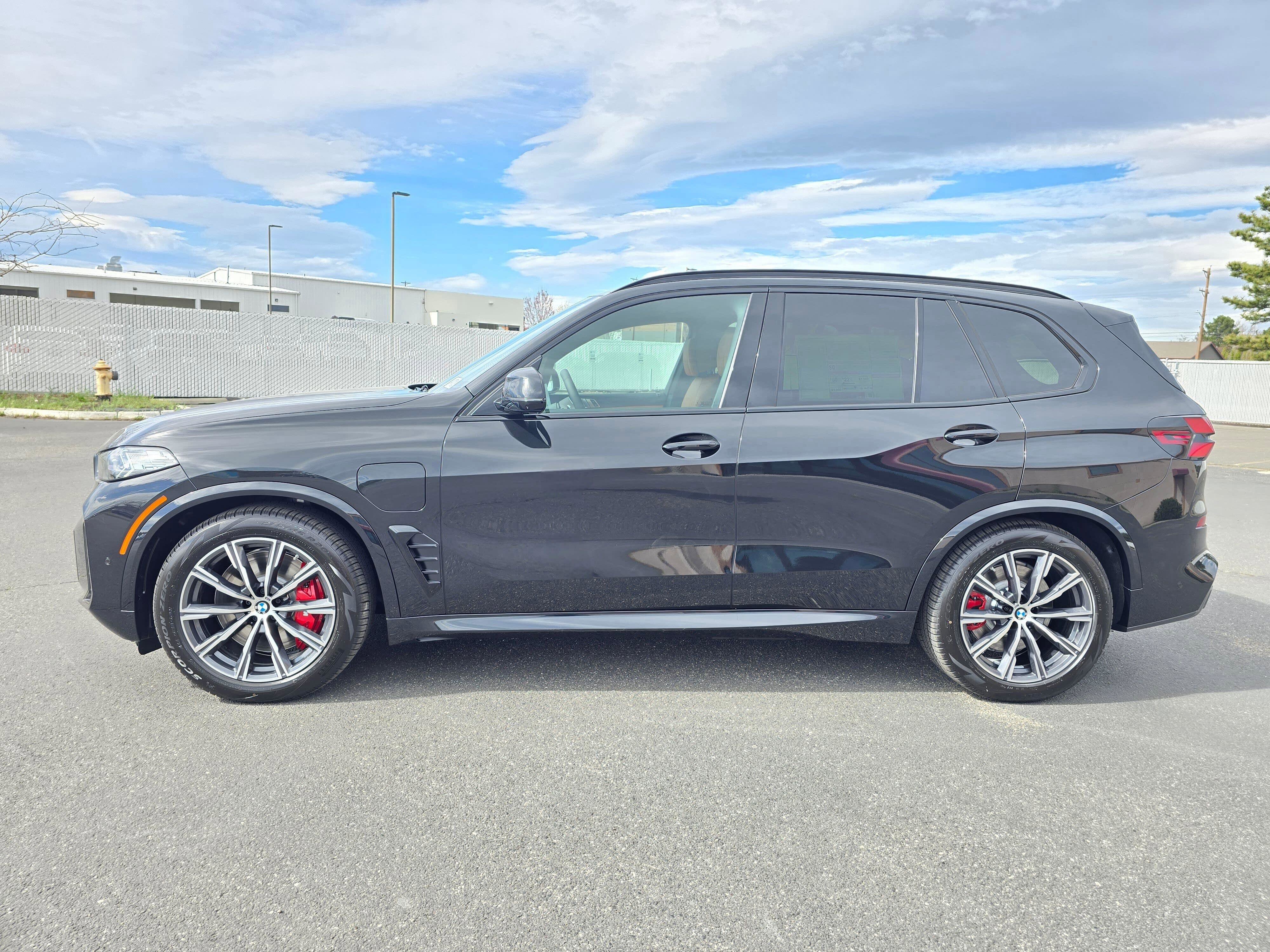 New 2026 BMW X5 xDrive50e w/ M Sport Package image 3