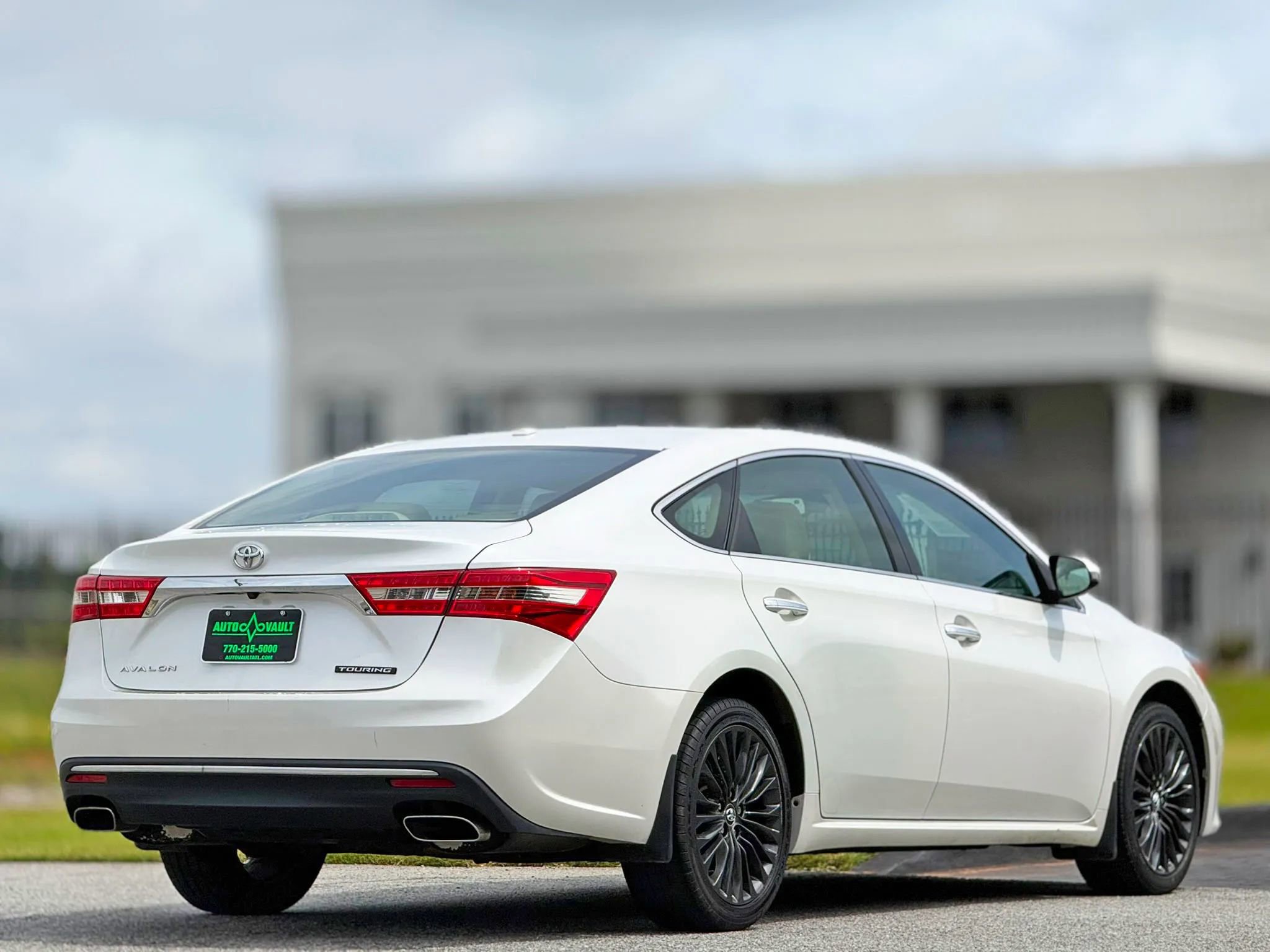Used 2018 Toyota Avalon Touring FWD image 8