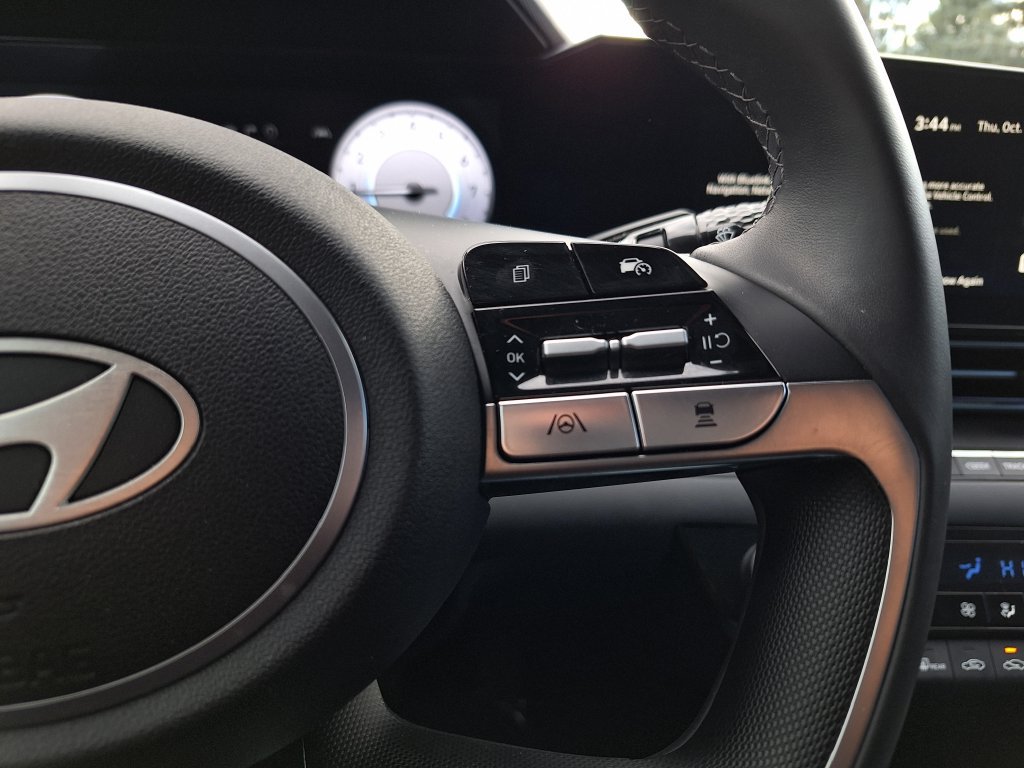 Certified 2024 Hyundai Elantra Limited FWD image 17