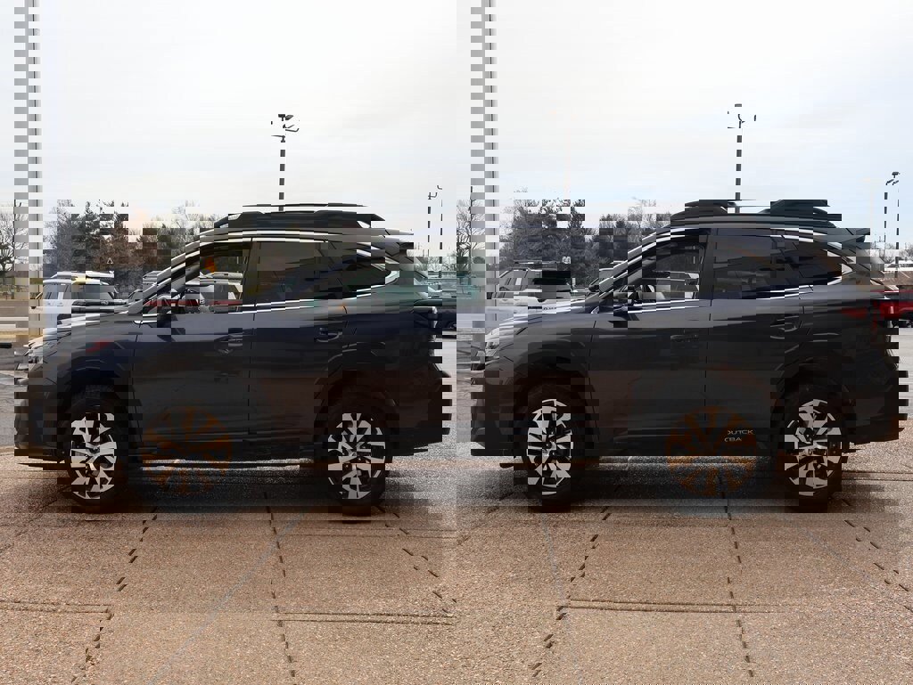 Used 2023 Subaru Outback Premium image 3