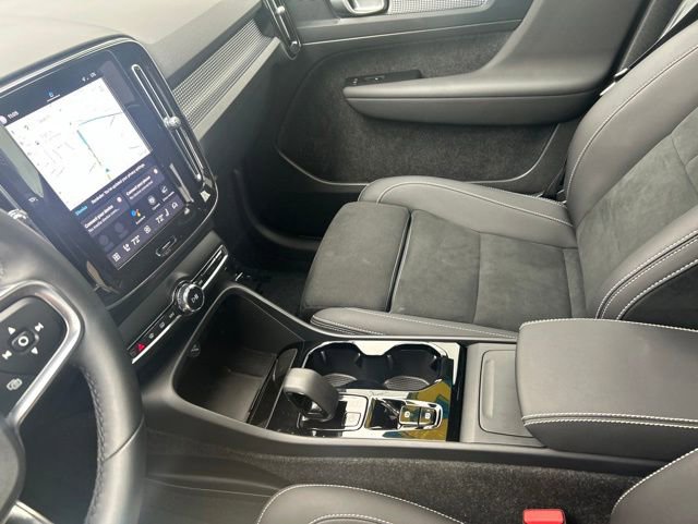 Certified 2025 Volvo XC40 B5 Plus AWD/4WD image 18
