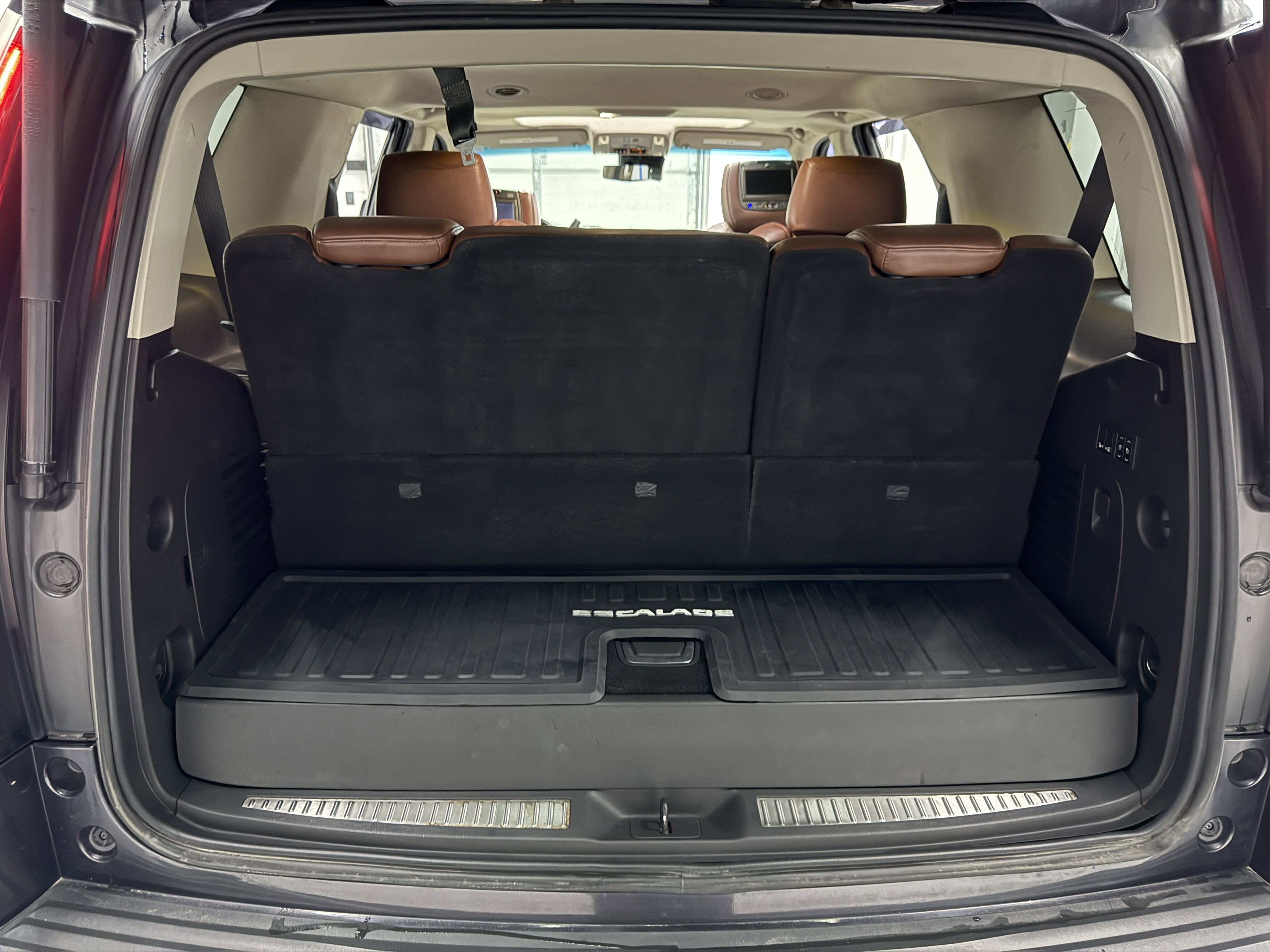 Used 2018 Cadillac Escalade Luxury AWD/4WD image 32