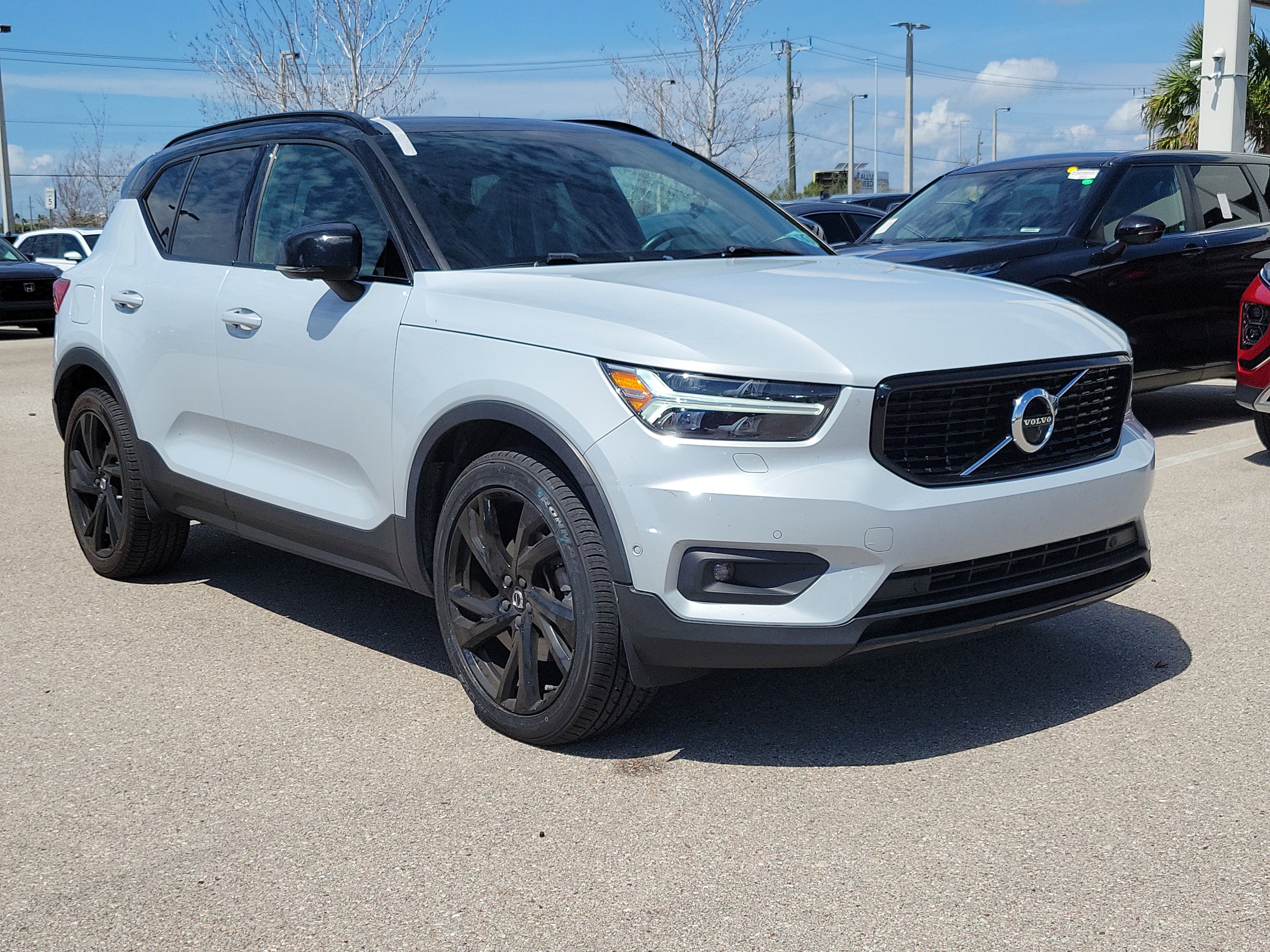 Used 2020 Volvo XC40 T4 R-Design w/ Protection Package Premier image 31