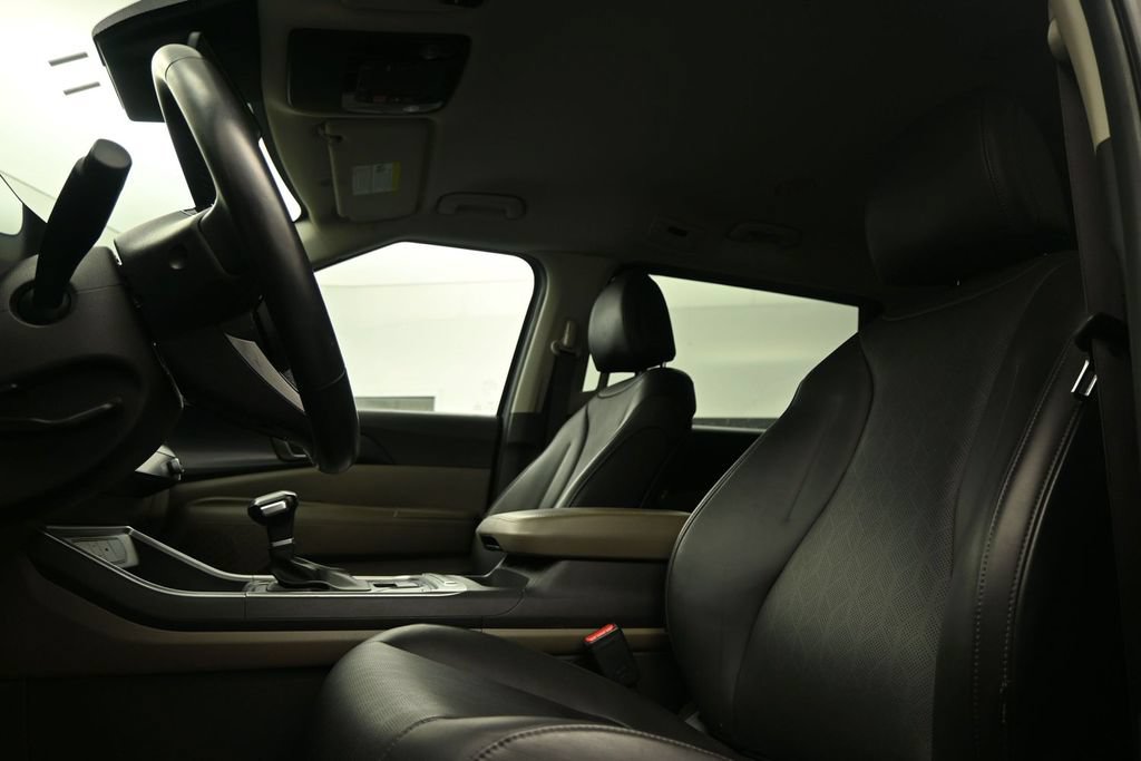 Used 2025 Kia Carnival FWD image 15