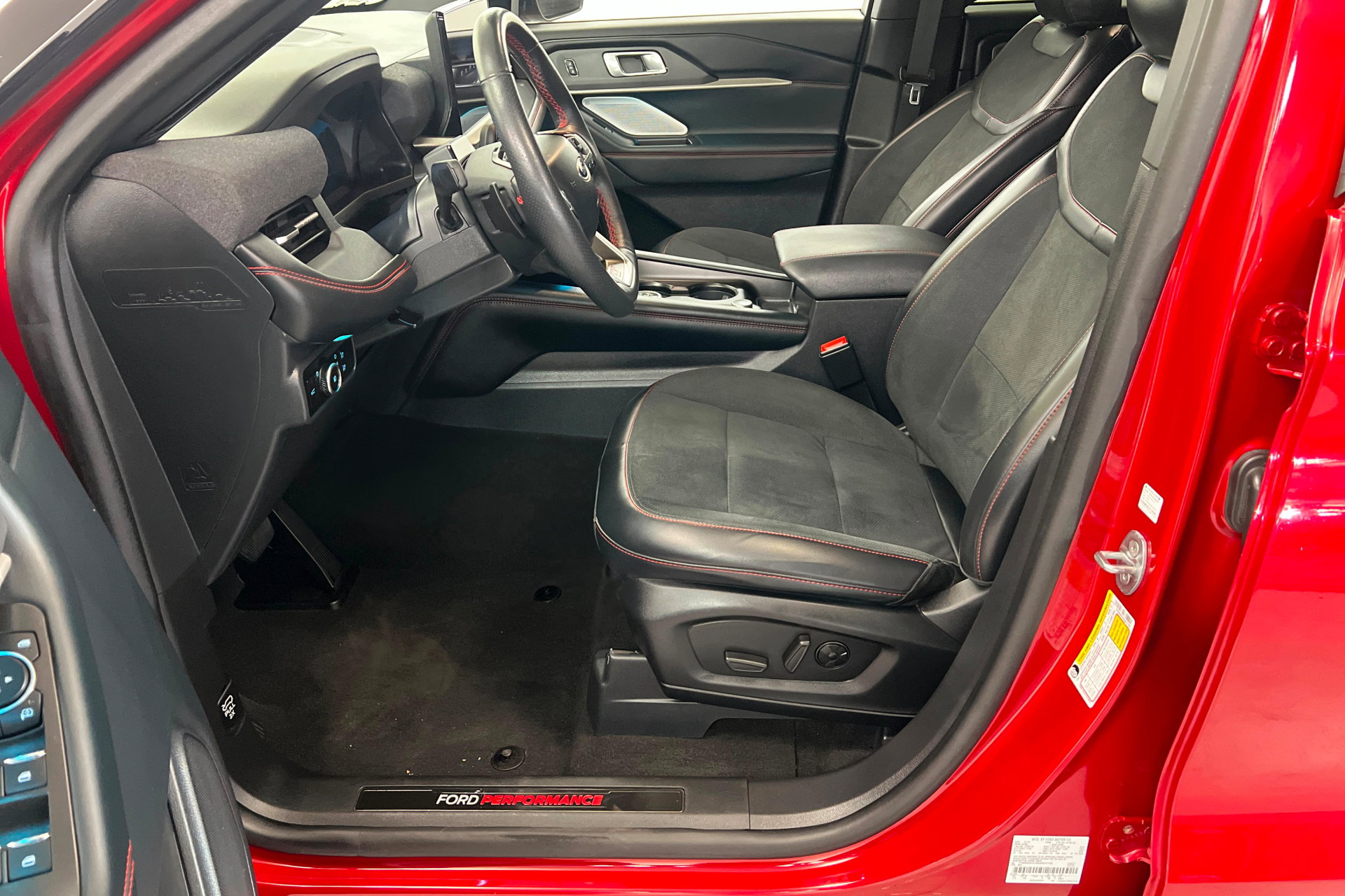 Used 2025 Ford Explorer ST w/ Sun And Sound Package AWD/4WD image 18
