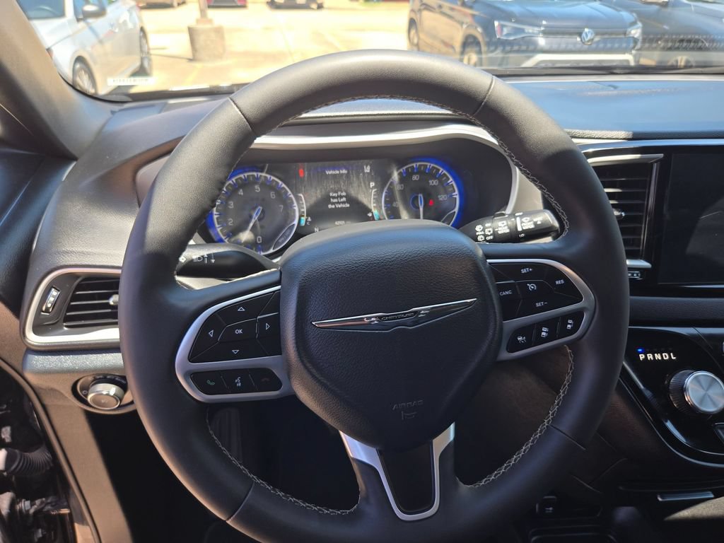 Used 2025 Chrysler Pacifica Select FWD image 16