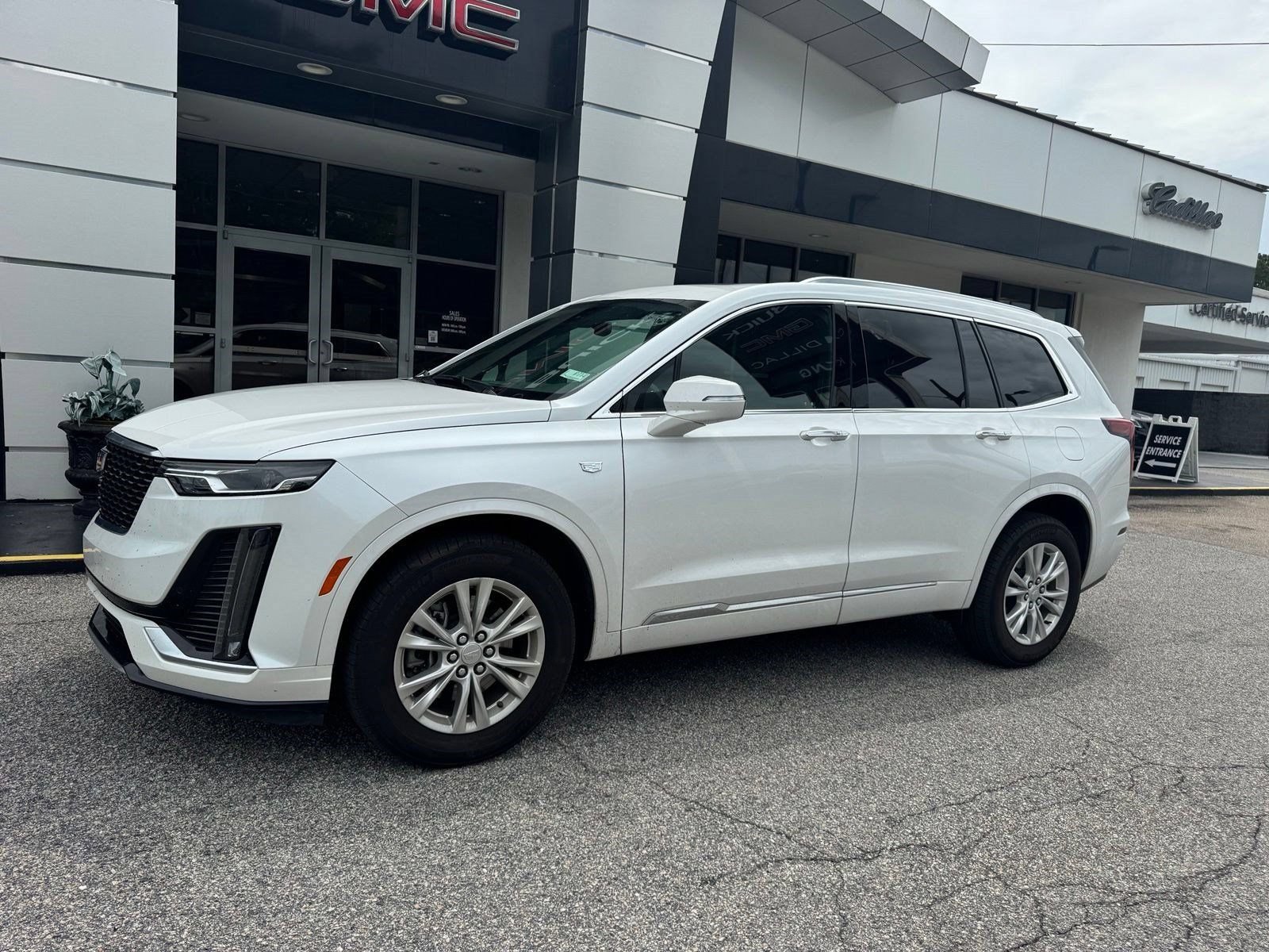 Certified 2024 Cadillac XT6 Luxury w/ LPO, Floor Liner Package AWD/4WD image 2