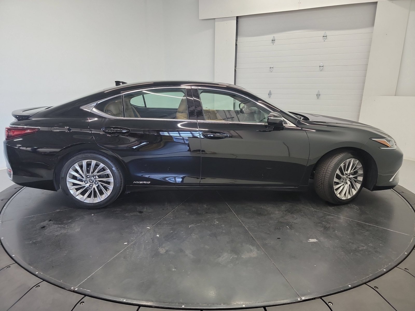 Used 2022 Lexus ES 300h w/ Accessory Package FWD image 11