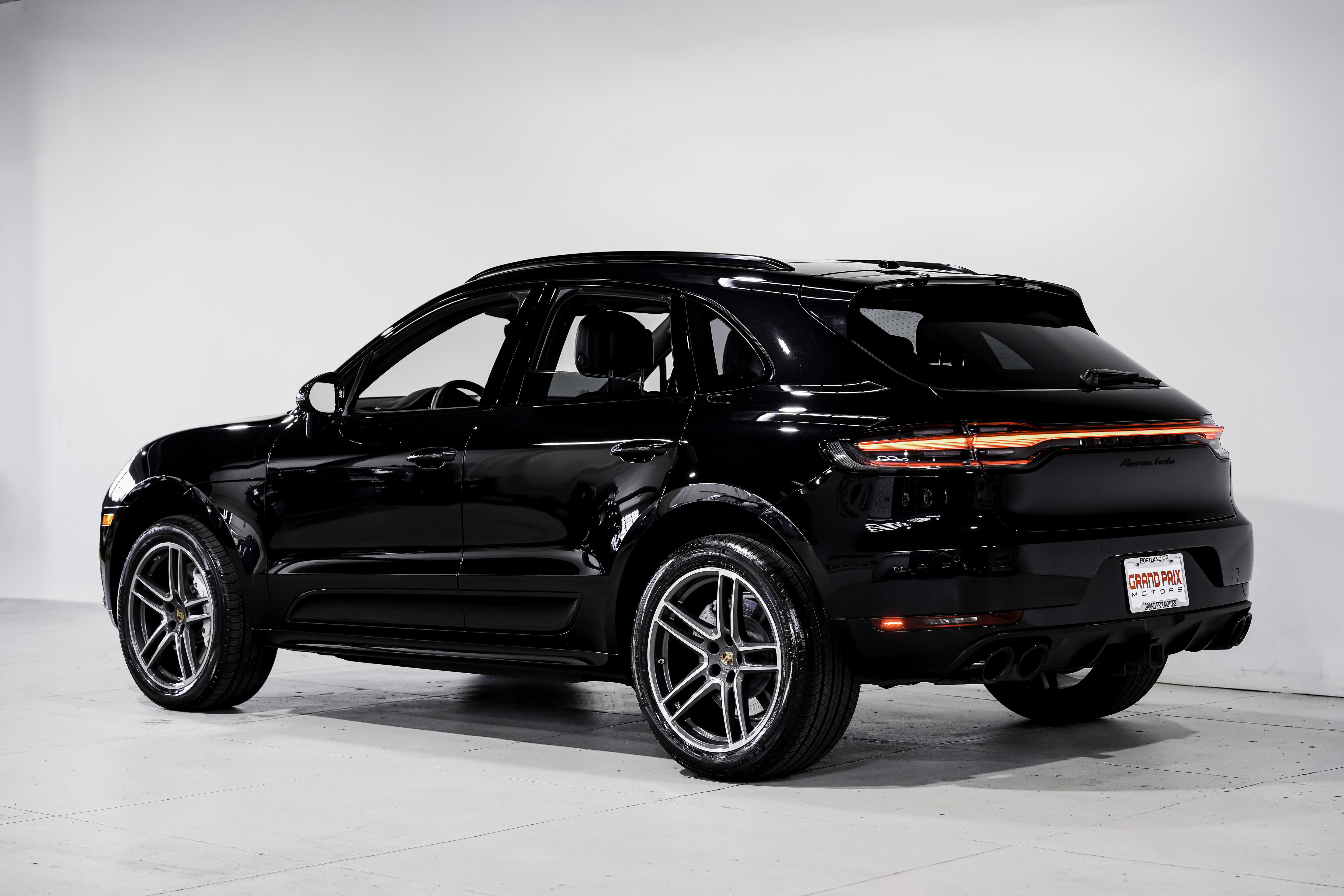 Used 2020 Porsche Macan Turbo image 8